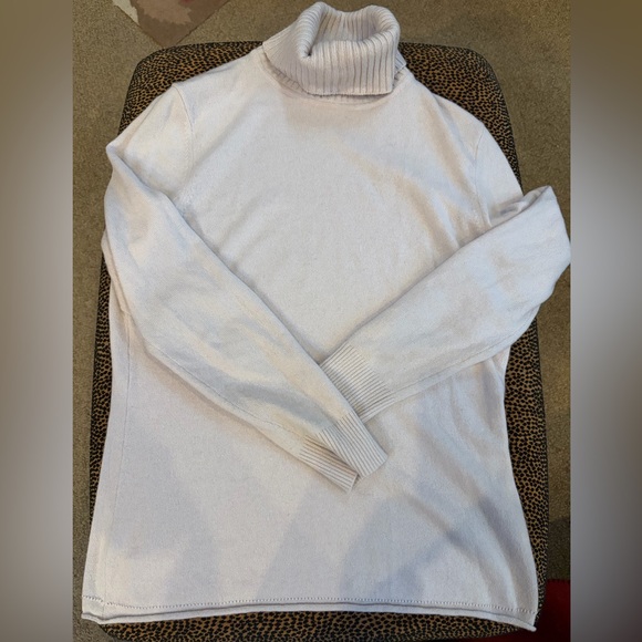 Gorgeous Lafayette Cashmere Turtleneck sweater NWOT